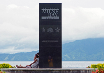 アロタウの海辺に立つ太平洋戦争記念碑